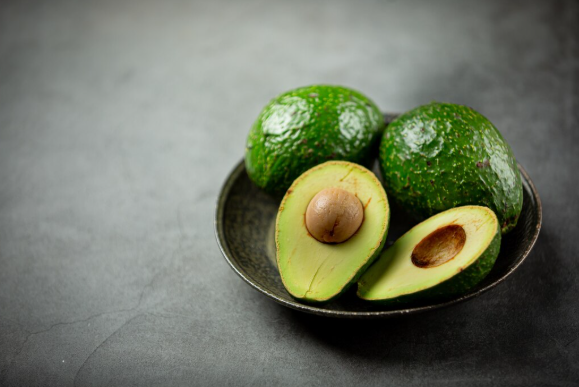 فوائد وأضرار الأفوكادو: هل يزيد الوزن؟ هل يرفع السكر؟ وهل يناسب الحامل والقولون؟