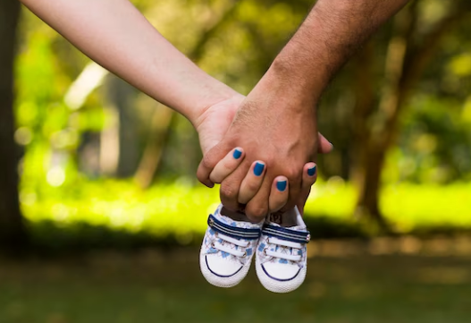 ما هي أول علامات الحمل؟ ومتى تشعر المرأة بأنها حامل فعلياً؟